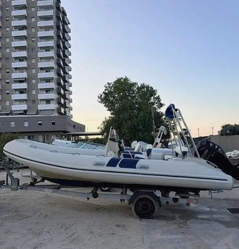 Equipo de Alquiler Barcos ayudando a organizar un alquiler de barco en Castellón de la Plana
